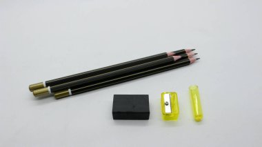 Beyaz arka planda yazmak için bileyicili siyah tahta kalem.