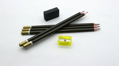 Beyaz arka planda yazmak için bileyicili siyah tahta kalem.