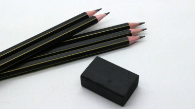 Beyaz arka plana yazmak için siyah tahta kalem