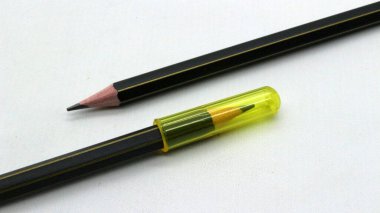 Beyaz arka plana yazmak için siyah tahta kalem