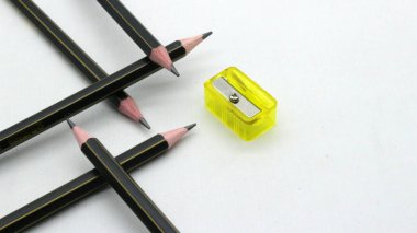 Beyaz arka planda yazmak için bileyicili siyah tahta kalem.