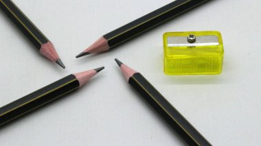 Beyaz arka planda yazmak için bileyicili siyah tahta kalem.