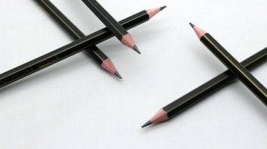 Beyaz arka plana yazmak için siyah tahta kalem