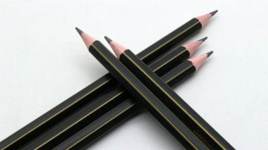 Beyaz arka plana yazmak için siyah tahta kalem