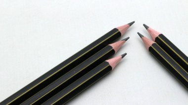 Beyaz arka plana yazmak için siyah tahta kalem