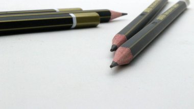 Beyaz arka plana yazmak için siyah tahta kalem