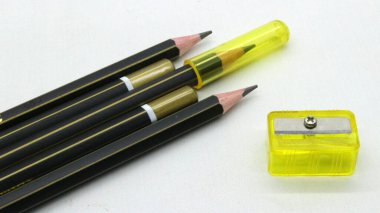 Beyaz arka planda yazmak için bileyicili siyah tahta kalem.