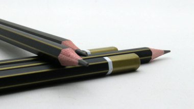 Beyaz arka plana yazmak için siyah tahta kalem