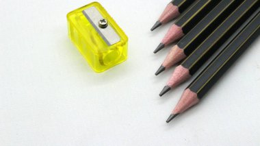 Beyaz arka planda yazmak için bileyicili siyah tahta kalem.