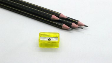 Beyaz arka planda yazmak için bileyicili siyah tahta kalem.