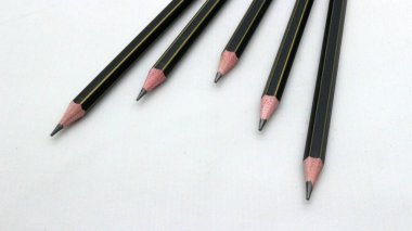 Beyaz arka plana yazmak için siyah tahta kalem