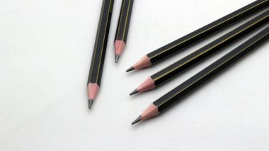 Beyaz arka plana yazmak için siyah tahta kalem