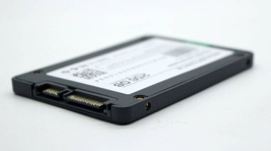 Veri depolama için sağlam durum sürücüsü beyaz arkaplanda izole edildi