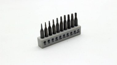 Onarım araçları için beyaz bir arkaplan üzerinde düzgünce düzenlenmiş bir tornavida bit seti