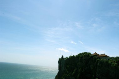 Uluwatu Sahili Bali 'deki deniz manzaralı yüksek uçurumlar
