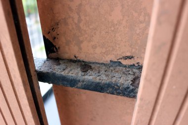 Çizgili desenli kahverengi duvarı kapat.