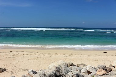 Gökyüzünün altında Pandawa Sahili 'nin güzel manzarası