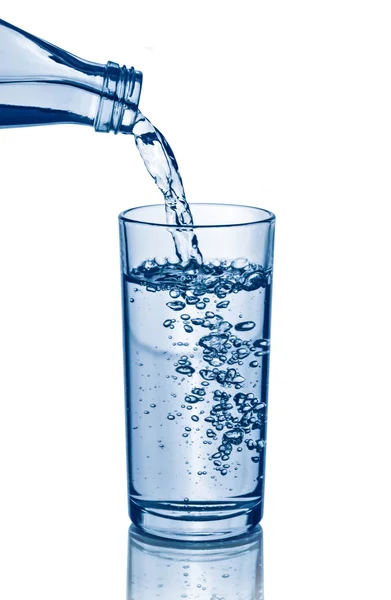Egy Üveg Víz Ömlött Egy Üveg Fehér Háttér — Stock Fotó