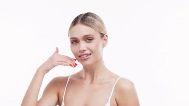 gülümseyen kadın yüzüne dokunmak