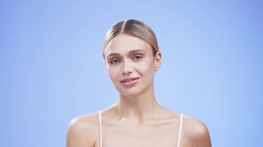 Açık renk saçlı, gülümseyen kadın.