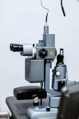 Gelişmiş göz bilimi ekipmanları sergilenmekte, klinik muayene ortamında lazer görme düzeltme teknolojisi ve hassasiyet mekaniği vurgulanmakta, görme değerlendirmesinin önemini vurgulamaktadır