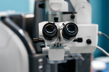 Klinik ortamda çift lensli ileri göz mikroskobu, görüş incelemesi ve lazer düzeltme tekniklerinde kullanılan hassas araçları vurguluyor