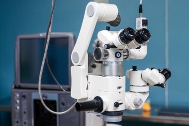 Gelişmiş göz mikroskobu, lazer görme düzeltmesi ve görme muayenesindeki rolünü vurgulayarak, klinik ortamda geçen yüksek kaliteli optikler ve ayarlanabilir bileşenler içerir.