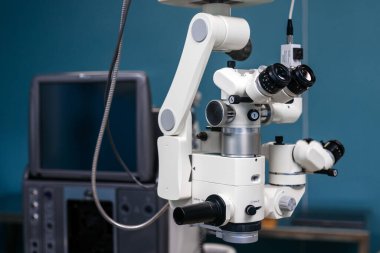 Gelişmiş göz mikroskobu, lazer görme düzeltmesi ve görme muayenesindeki rolünü vurgulayarak, klinik ortamda geçen yüksek kaliteli optikler ve ayarlanabilir bileşenler içerir.