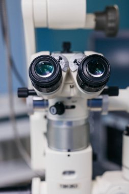 Çift göz merceği ile donatılmış göz bilimi ayarında yüksek hassasiyetli kesik lamba lazer görme düzeltmesi ve detaylı görme muayenesi için gelişmiş teknolojiyi vurguluyor.