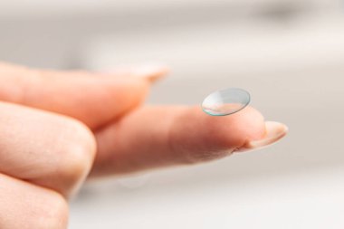 Kontakt lensi dikkatlice tut