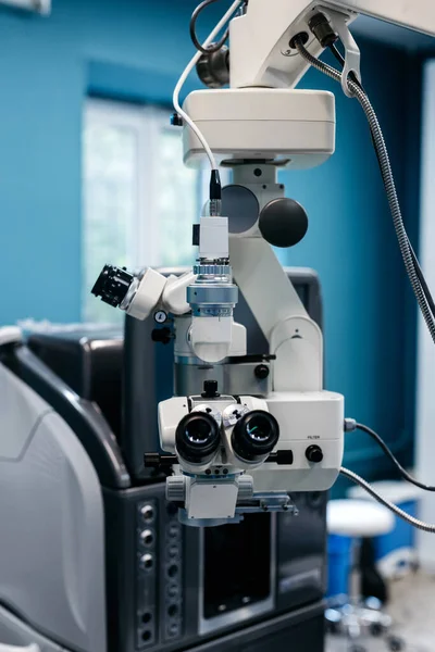 Çağdaş bir klinikte hazırlanan çift lensler ve gelişmiş bileşenleri içeren detaylı göz hekimi mikroskobu lazer görme düzeltmesi ve görme muayenesinin önemini vurguluyor.