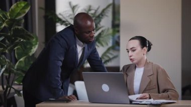 Afrika kökenli Amerikalı kadın ve erkek, bilgi ve dizüstü bilgisayarları analiz ederek çağdaş bir çalışma alanında iş birliği yaptılar.