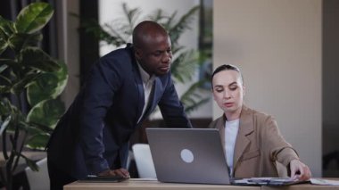 Afrika kökenli Amerikalı kadın ve erkek, bilgi ve dizüstü bilgisayarları analiz ederek çağdaş bir çalışma alanında iş birliği yaptılar.