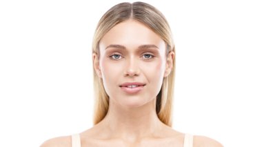 Uzun sarı saçlı, gülümseyen kadın