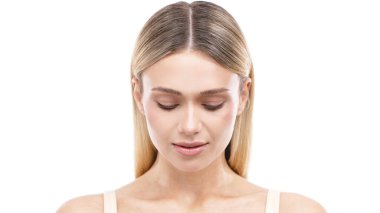 Kapalı gözlerle aşağıya bakan kadın