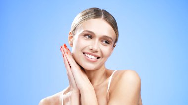 Yüzünde gülümseme olan kadın.