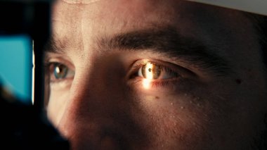 Işığı inceleyen kişinin gözüne yakın çekim