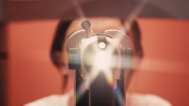 Silah görüş lensinden bakan kişi