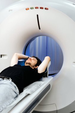 Tıbbi görüntüleme makinesinin içinde yatan adam.