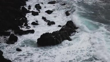 Kayalık sahil karşı çökmesini dalgalar