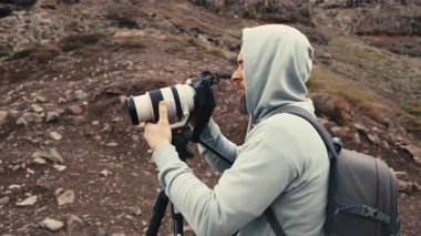 İnsan kamerayla doğayı fotoğraflıyor..