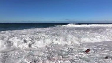 Dalgalar kumsala vuruyor