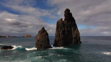 Okyanustan çıkan kayalık oluşumlar