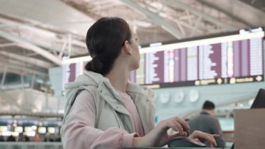 Uçuş bilgi panosuna bakan kadın