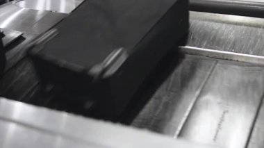 Metalik yüzeyde duran siyah nesne