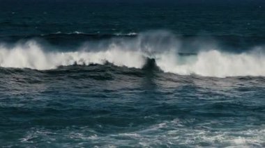 Dalgalar kayalık okyanus kıyısına çarpıyor