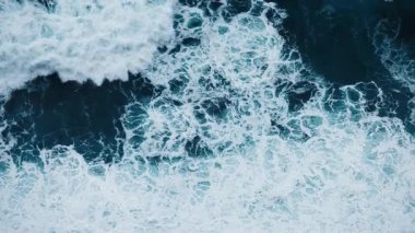Dalgalar karanlık okyanus suyuna çarpıyor.