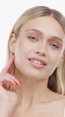 gülümseyen kadın yüzüne dokunmak