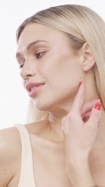 Kadın parmaklarıyla yanağına dokunuyor.