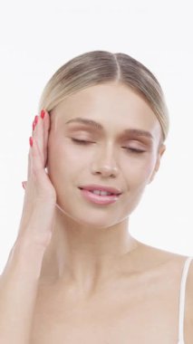 Kadın yüzünü hafifçe dokunarak